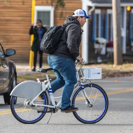 A U N E student using the Nor’easter Bike Share program